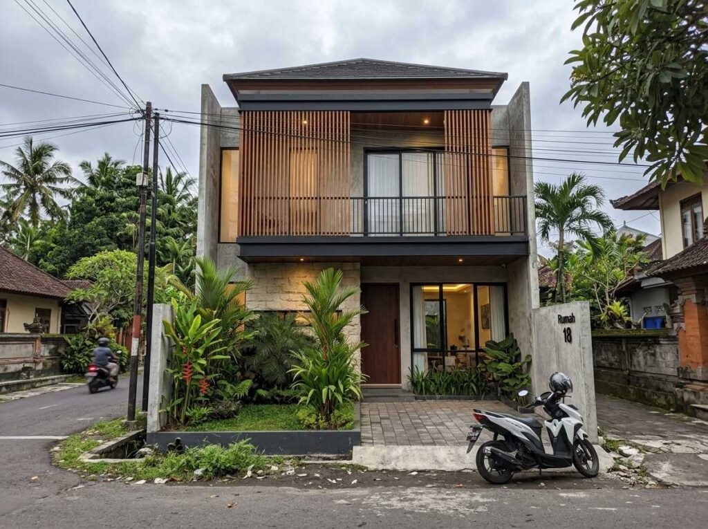 Desain fasad rumah 2 lantai modern tropis menggunakan panel kisi-kisi pelindung matahari di Denpasar Bali.
