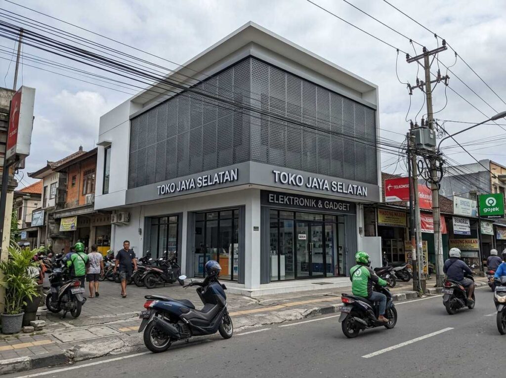 Eksterior bangunan komersial dengan desain fasad ruko minimalis berbahan panel aluminium dekoratif kustom di Denpasar Bali.