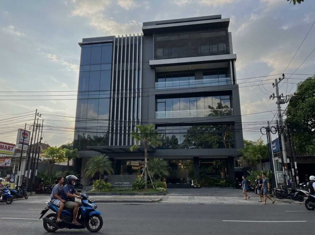 Pemasangan fasad kantor minimalis modern menggunakan panel ACP premium berkualitas tinggi di Bali.