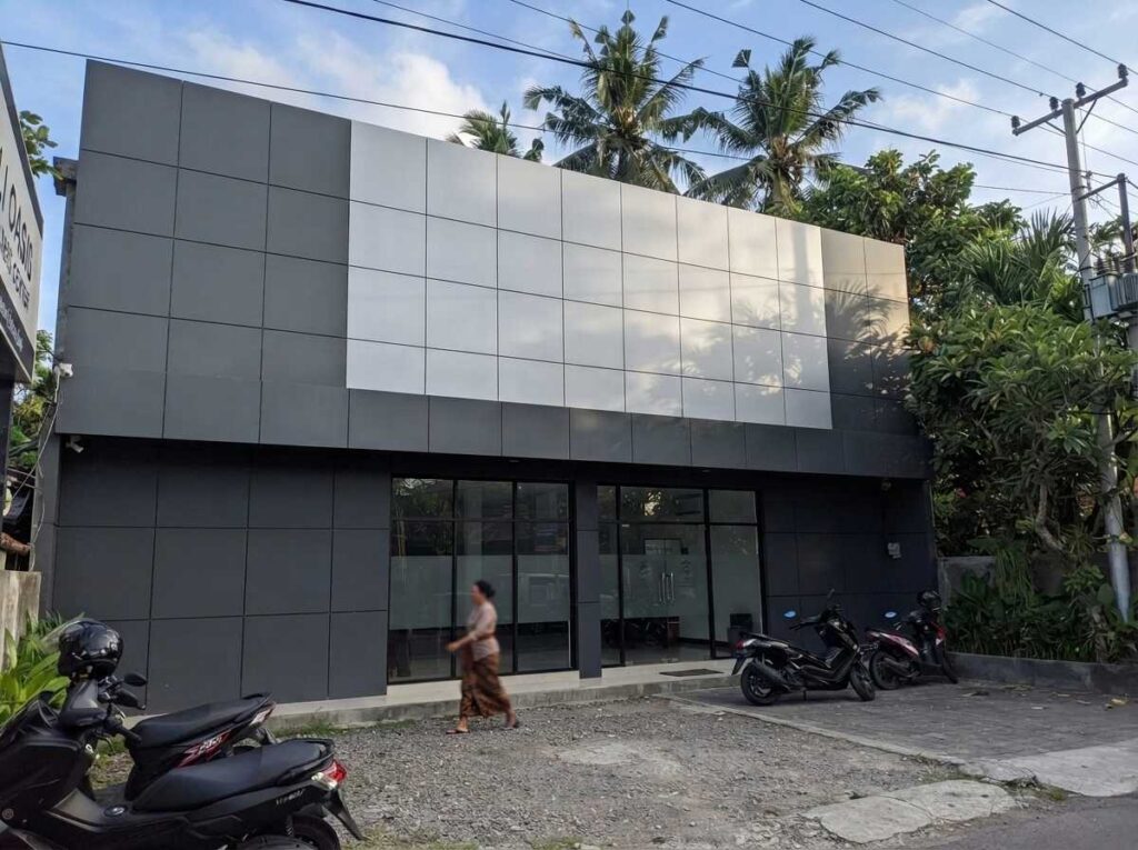 Rekomendasi penyedia jasa pasang acp bali dengan hasil finishing panel luar gedung yang rapi dan presisi tinggi.